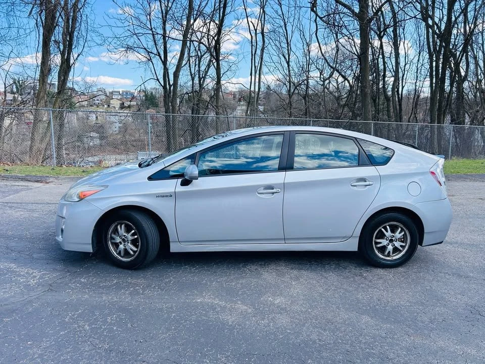 2010 Toyota Prius 3rd Gen - Image 4 of 11