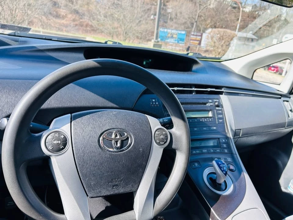 2010 Toyota Prius 3rd Gen - Image 9 of 11