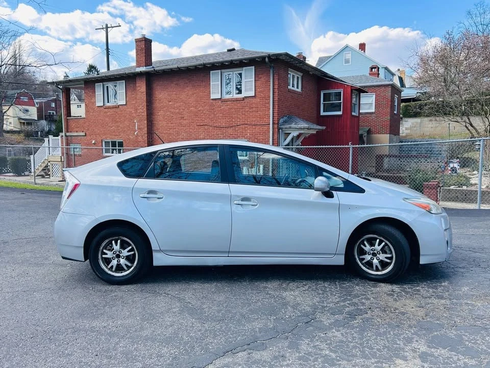 2010 Toyota Prius 3rd Gen - Image 5 of 11
