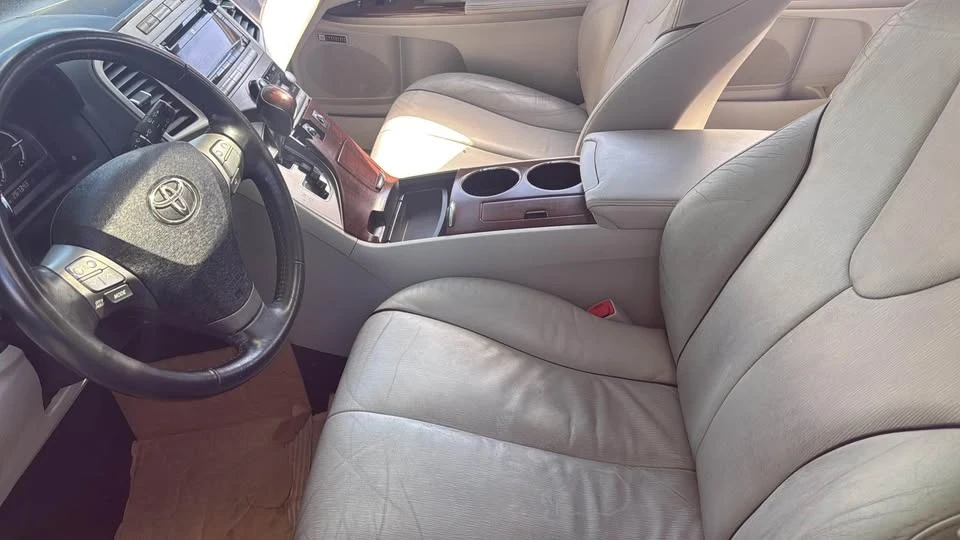 2010 Toyota Venza - Image 2 of 3