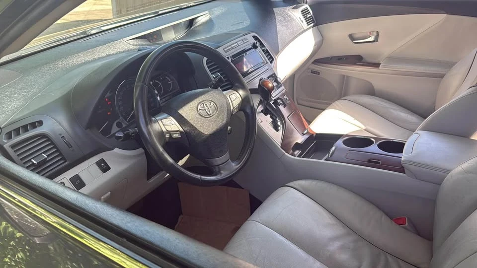 2010 Toyota Venza - Image 3 of 3