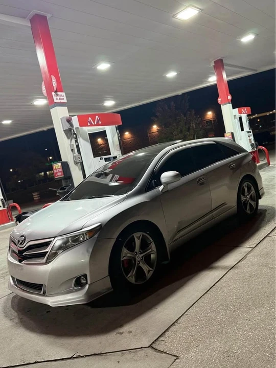 2010 Toyota Venza - Image 2 of 2