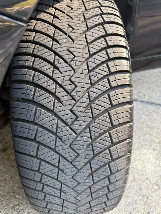 2010 Toyota Venza - Image 14 of 17