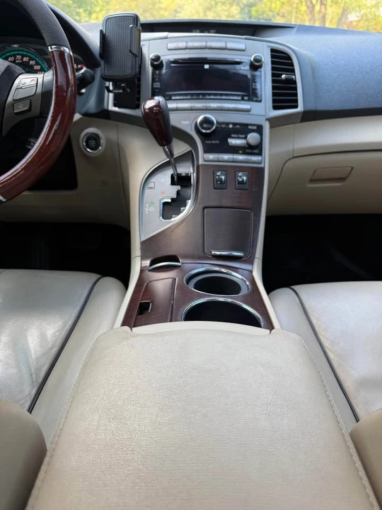 2010 Toyota Venza - Image 12 of 17