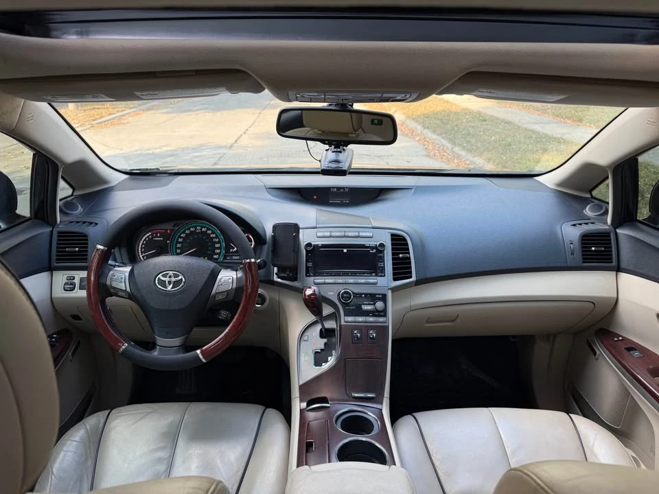 2010 Toyota Venza - Image 11 of 17