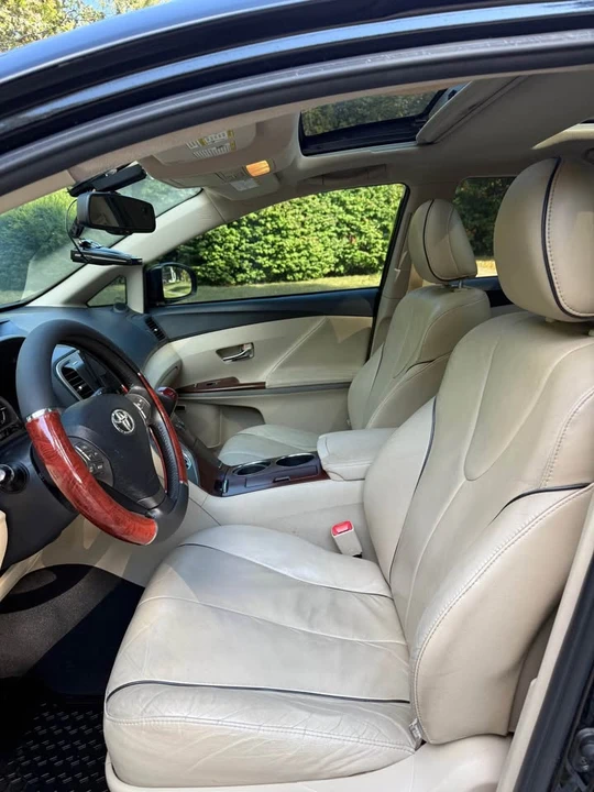 2010 Toyota Venza - Image 10 of 17