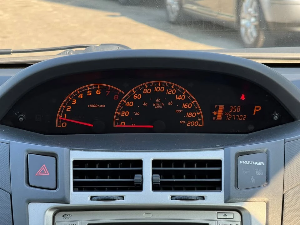 2010 Toyota Yaris - Image 15 of 16