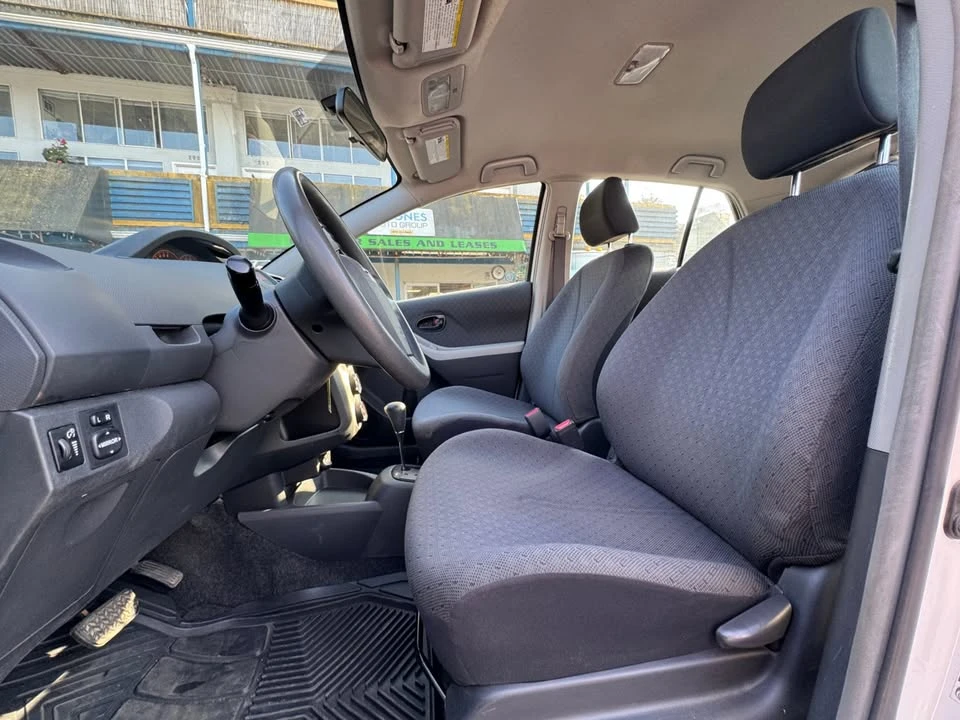 2010 Toyota Yaris - Image 10 of 16