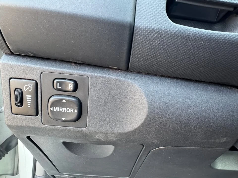 2010 Toyota Yaris - Image 9 of 16