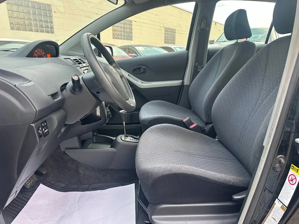 2010 Toyota Yaris - Image 13 of 17