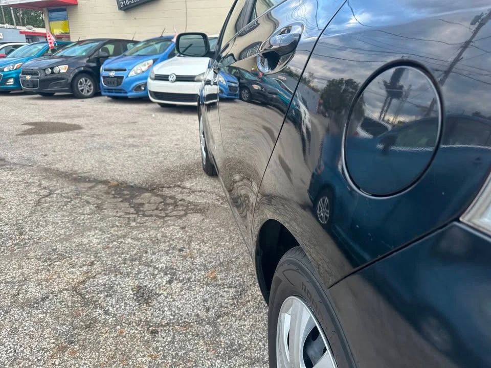 2010 Toyota Yaris - Image 10 of 17