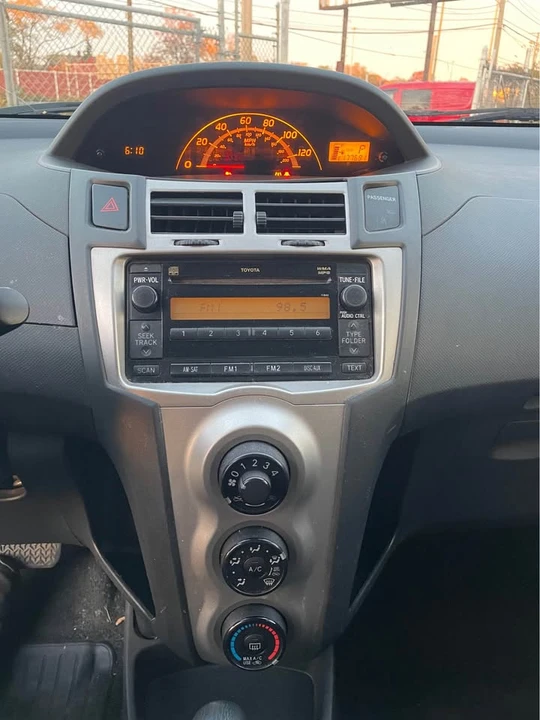 2010 Toyota Yaris - Image 14 of 17