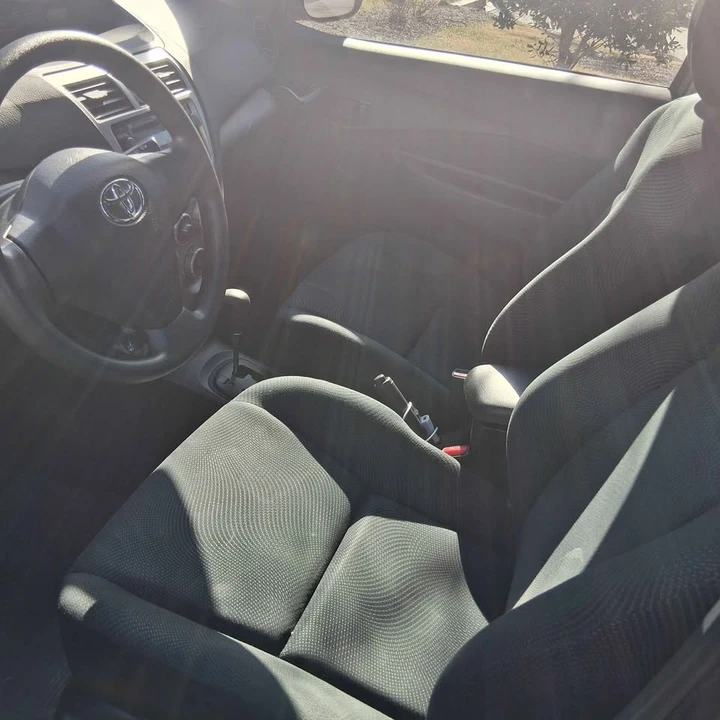 2010 Toyota Yaris - Image 5 of 10