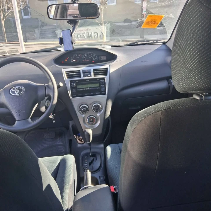2010 Toyota Yaris - Image 9 of 10