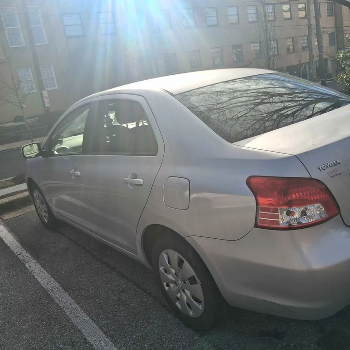 2010 Toyota Yaris - Image 2 of 10