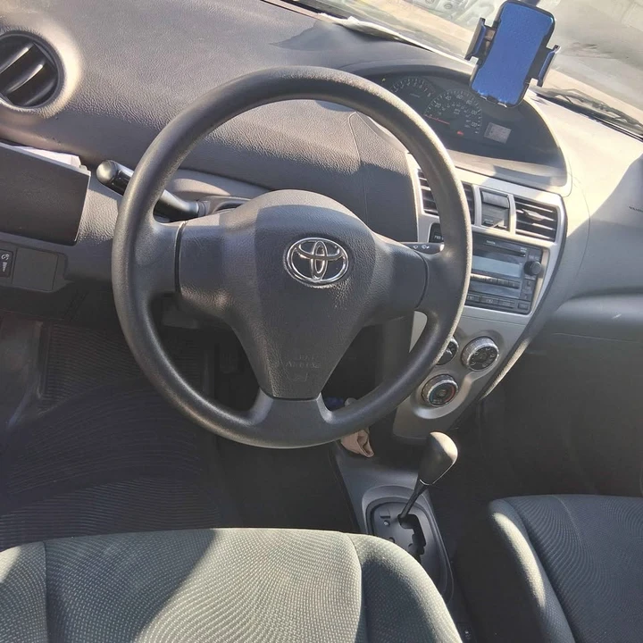 2010 Toyota Yaris - Image 6 of 10