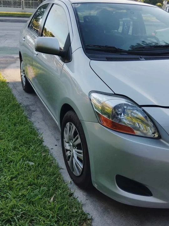 2010 Toyota Yaris - Image 11 of 12