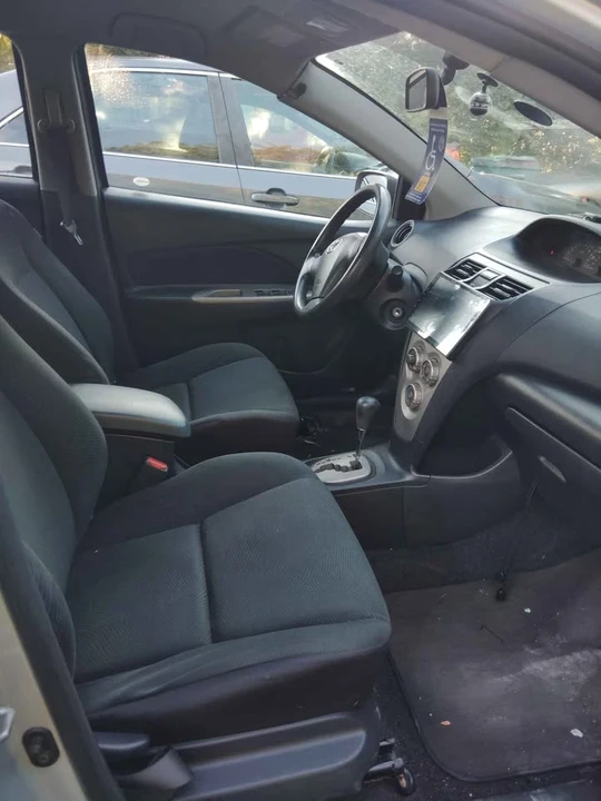 2010 Toyota Yaris - Image 8 of 12