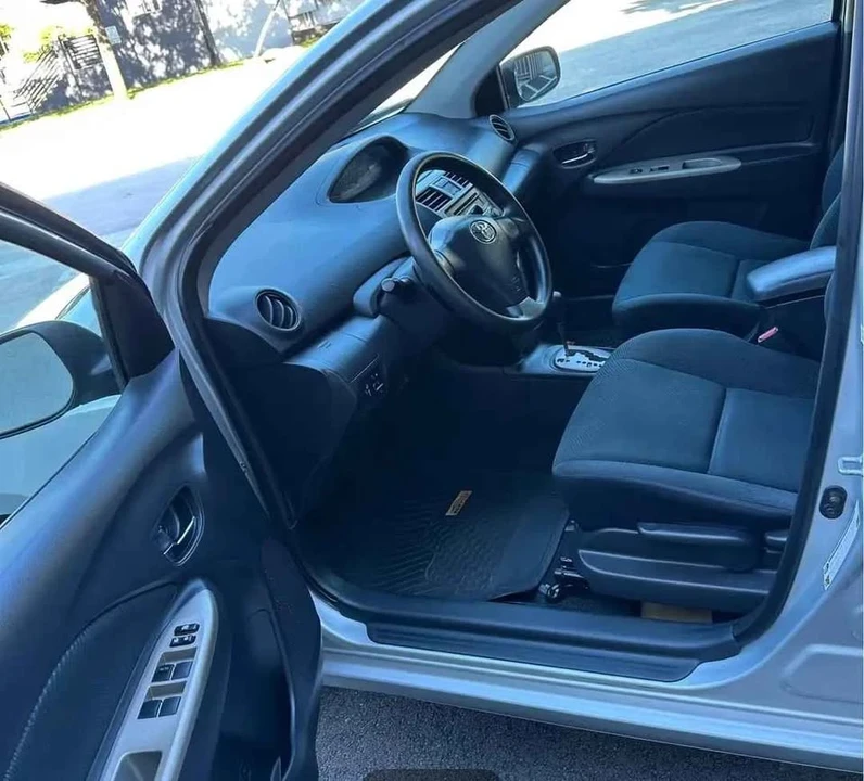 2010 Toyota Yaris - Image 6 of 12