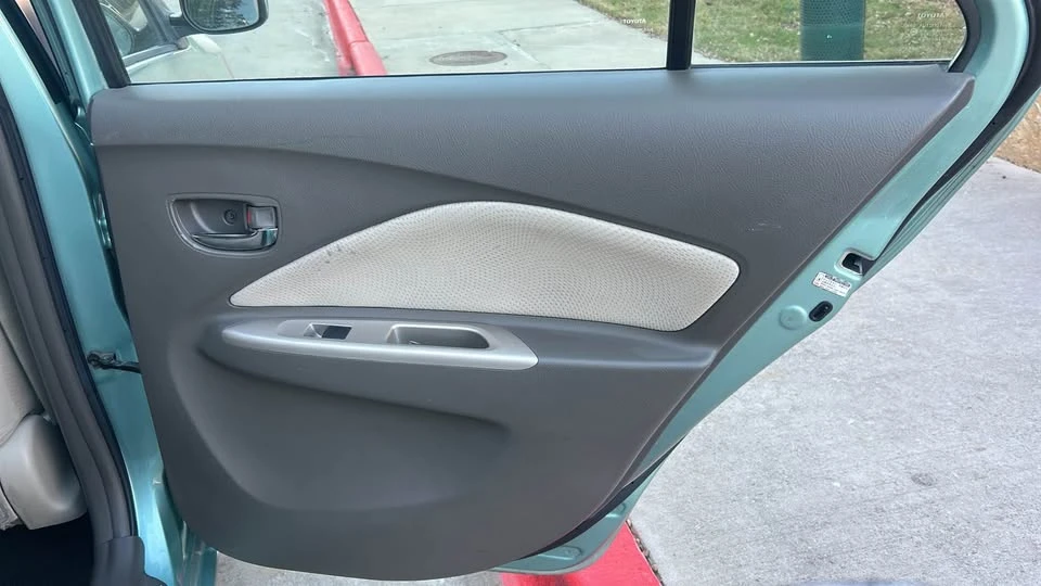 2010 Toyota Yaris - Image 11 of 18