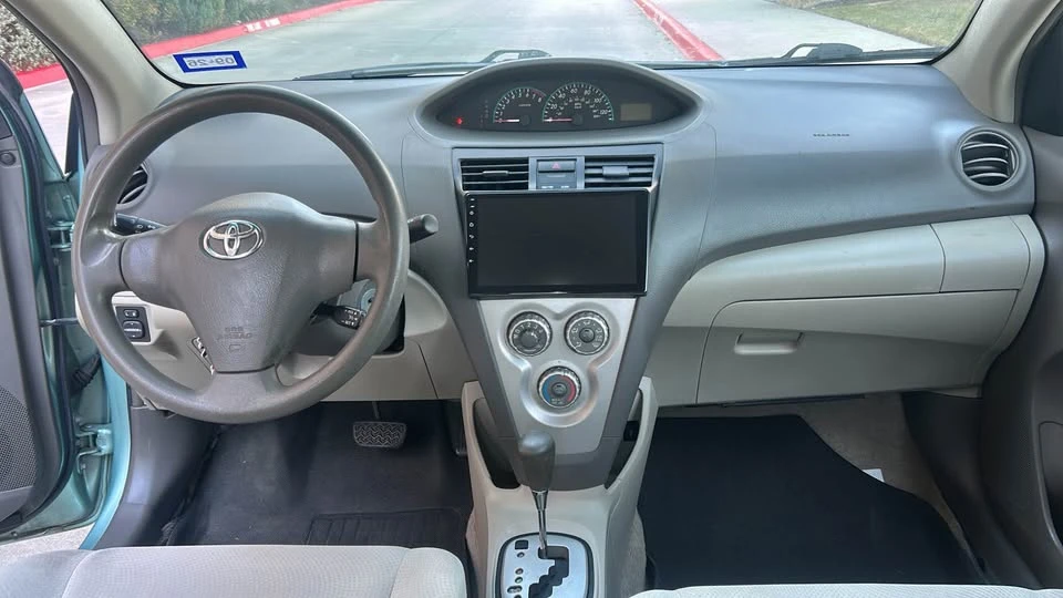 2010 Toyota Yaris - Image 12 of 18