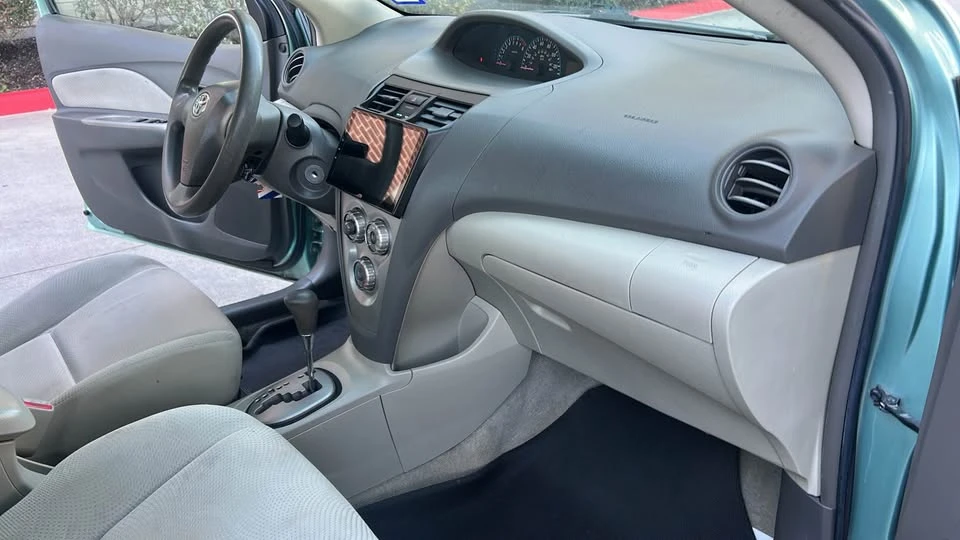 2010 Toyota Yaris - Image 14 of 18