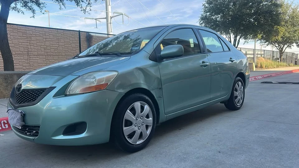 2010 Toyota Yaris - Image 2 of 18