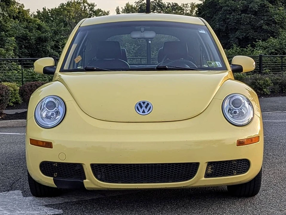 2010 Volkswagen New Beetle - Image 2 of 17