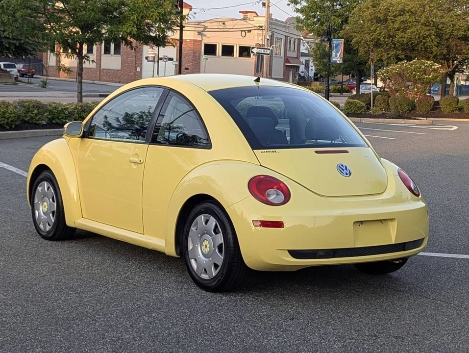 2010 Volkswagen New Beetle - Image 6 of 17