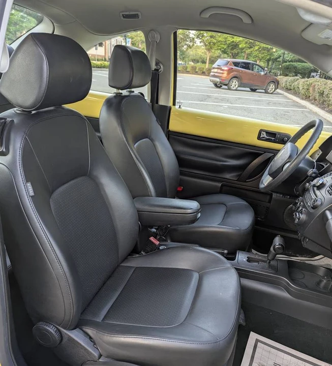 2010 Volkswagen New Beetle - Image 9 of 17