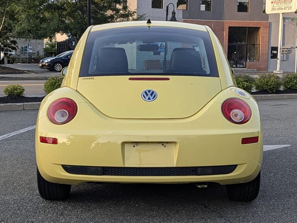 2010 Volkswagen New Beetle - Image 5 of 17
