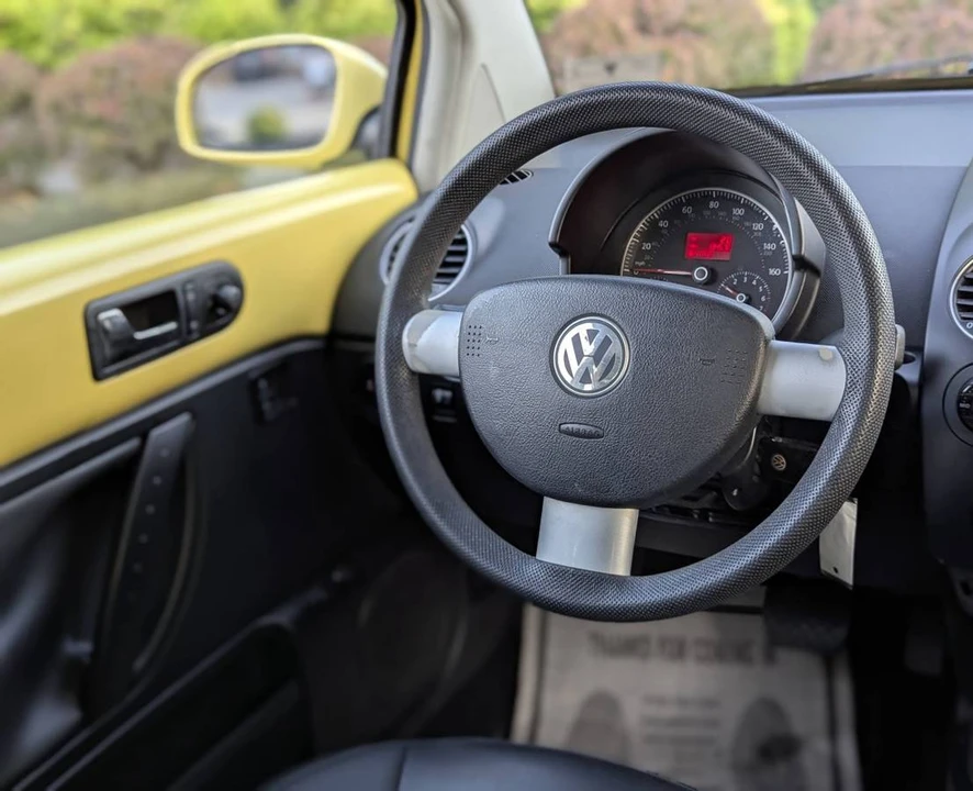 2010 Volkswagen New Beetle - Image 11 of 17