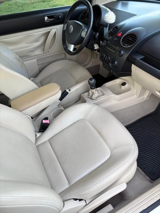 2010 Volkswagen New Beetle - Image 6 of 10