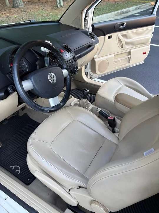 2010 Volkswagen New Beetle - Image 3 of 10