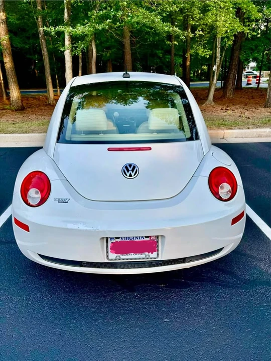 2010 Volkswagen New Beetle - Image 9 of 10