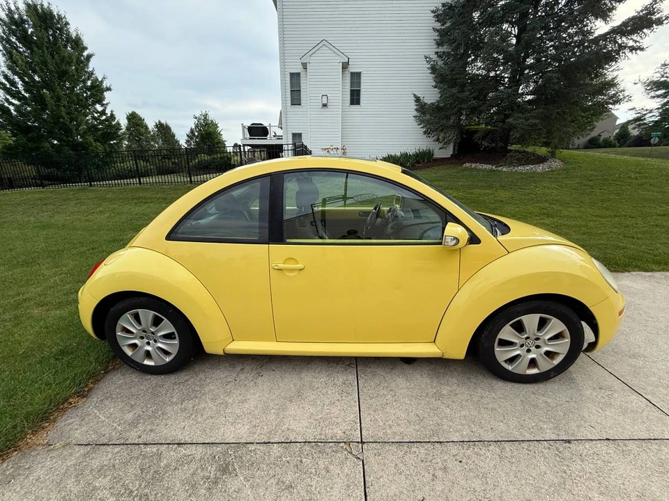 2010 Volkswagen New Beetle - Image 3 of 9