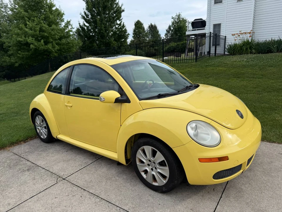2010 Volkswagen New Beetle - Image 2 of 9