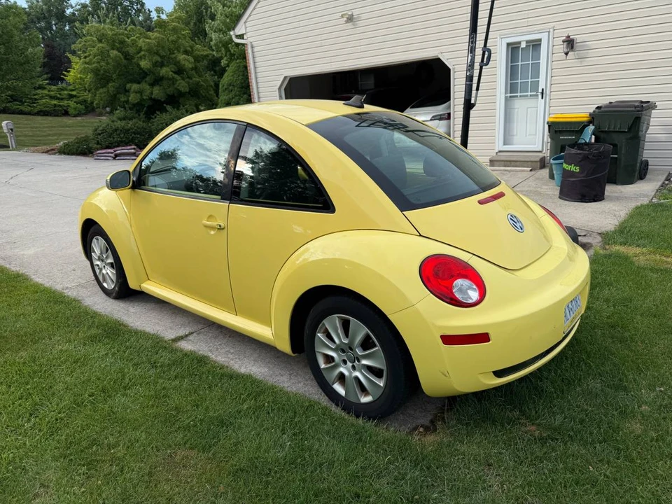 2010 Volkswagen New Beetle - Image 5 of 9