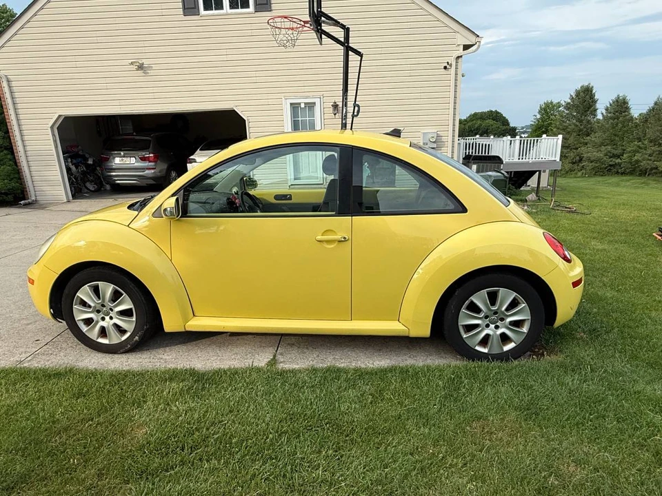 2010 Volkswagen New Beetle - Image 6 of 9
