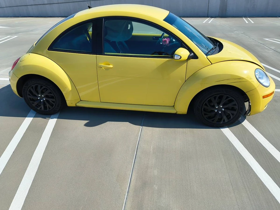 2010 Volkswagen New Beetle - Image 6 of 8
