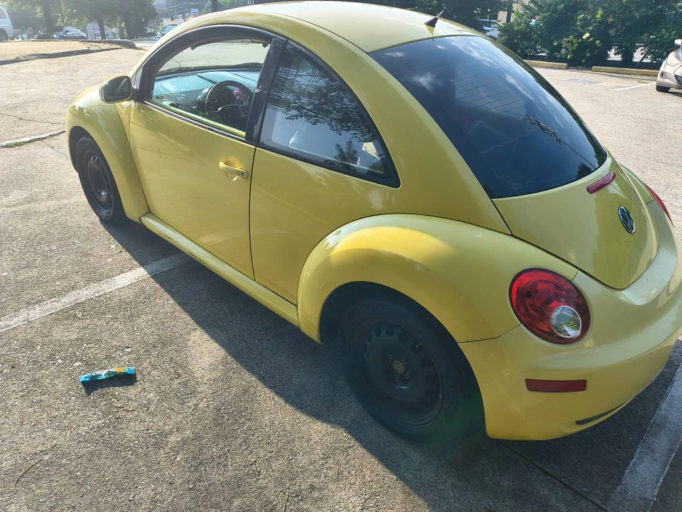 2010 Volkswagen New Beetle - Image 4 of 5
