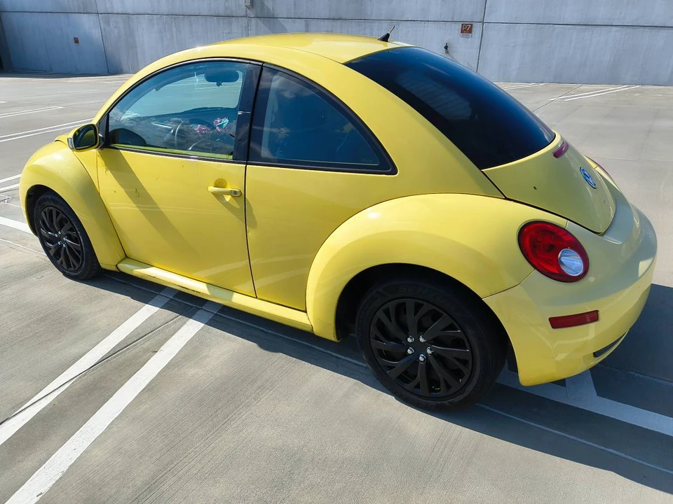 2010 Volkswagen New Beetle - Image 4 of 8