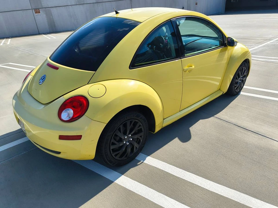 2010 Volkswagen New Beetle - Image 3 of 8
