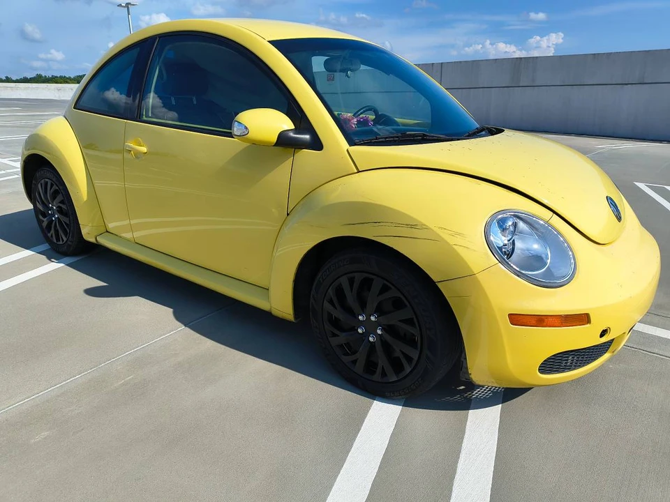 2010 Volkswagen New Beetle - Image 2 of 8
