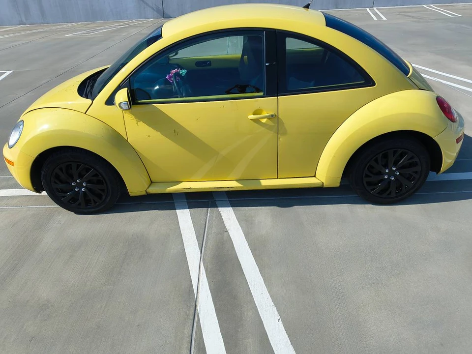 2010 Volkswagen New Beetle - Image 5 of 8