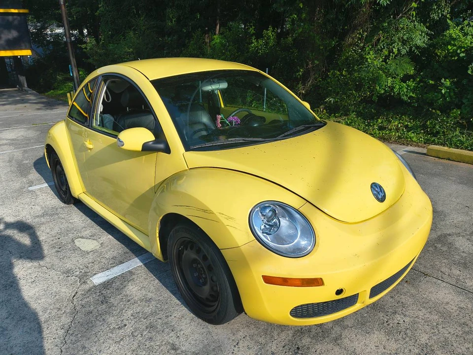 2010 Volkswagen New Beetle - Image 2 of 5