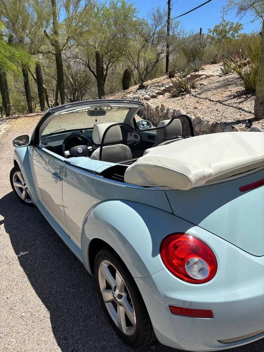 2010 Volkswagen New Beetle - Image 8 of 10