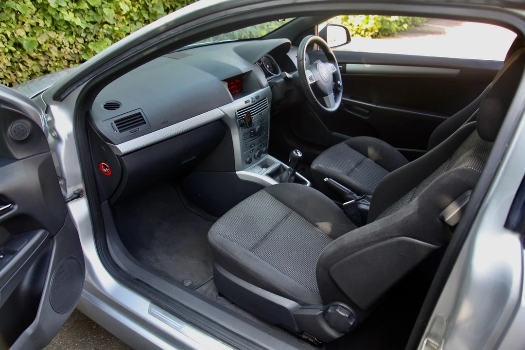 2010 Vauxhall - Image 17 of 30