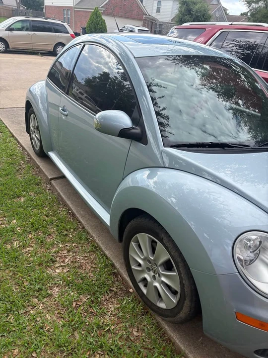 2010 Volkswagen New Beetle - Image 4 of 8