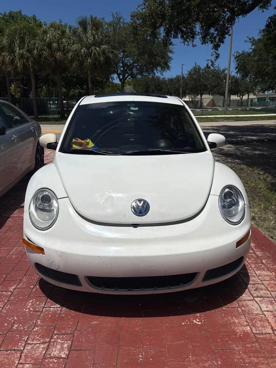 2010 Volkswagen New Beetle - Image 2 of 4